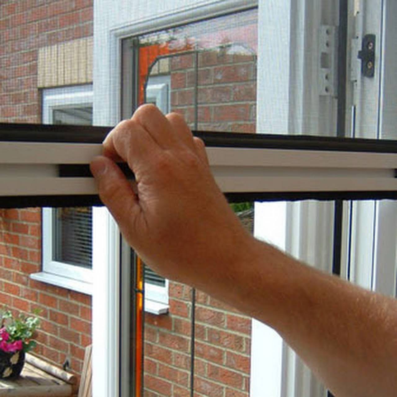Roll-Away Flyscreen